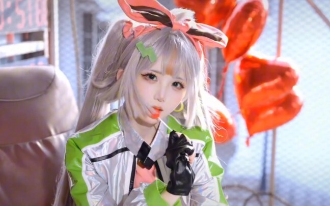 Which do you prefer, the original skin of 77 or the cosplay?