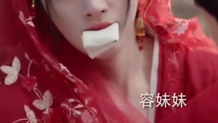 ขำจนทนไม่ไหว ใครกันนะบอกว่าฉากอมสำลีแต่งหน้าเป็นไอเดียที่เธอคิดขึ้นมา ฮ่าๆๆ!