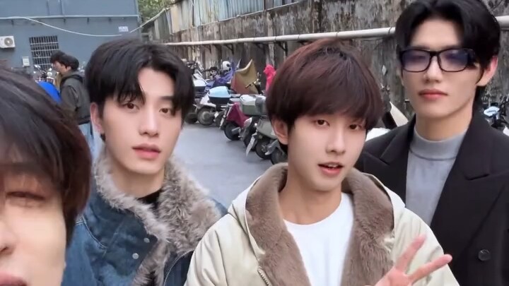 เจอไอ้ขี้แพ้แล้วทำไงดี? แน่นอนว่าต้องอวดลุคประจำวันสิ!