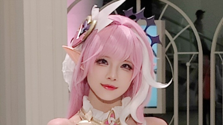 بعض مُقلِّدي الشخصيات حقًا جميلون في كل الصور التي تُلتَقَط لهم.