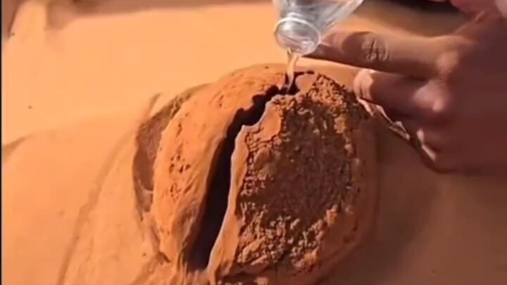 Hanya dengan satu botol air, jelaskan secara gamblang bagaimana batu dan ngarai terbentuk di padang 
