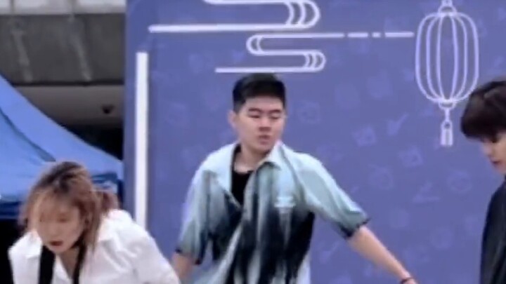 จะทำอย่างไรถ้าเกิดอุบัติเหตุบนเวทีขณะเต้น Black Swan? ให้พัคจีมินบอกคุณ