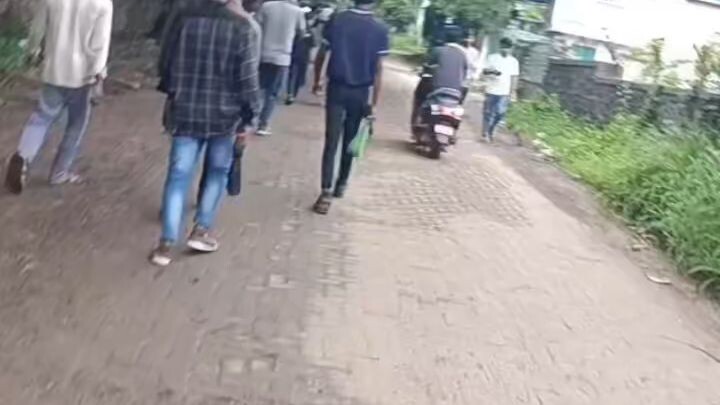 हम लोग भी रोड पर आ गए😆