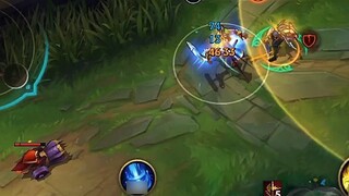 Olaf treo cổ Akali và bóp chết anh ta.