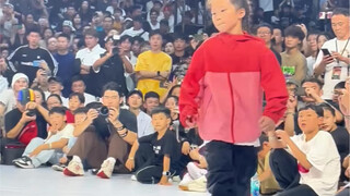 Một cô bé hip-hop bảy tuổi có kỹ năng nhảy tuyệt vời. Cô ấy nhảy rất giỏi.