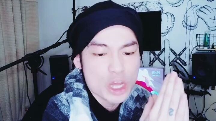 With his hands tied, he raps with a microphone! What do you think of this challenge from Little Duck