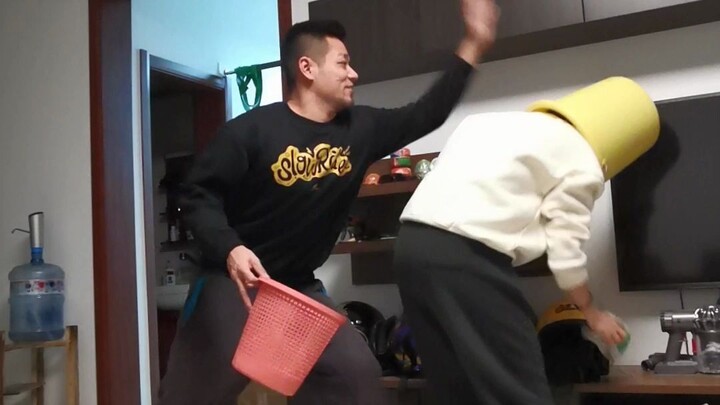 [Han Ge Isn’t an Uncle] I’m in the bathroom right now, the door is locked from the inside, waiting f