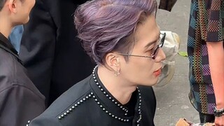 王嘉尔一身黑色look搭配皮手套亮相LV巴黎时装周男装大秀，全场都在大喊Jackson Wang