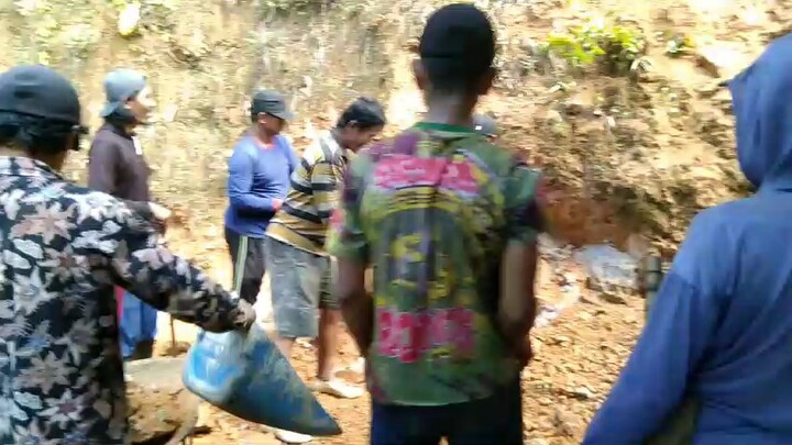 bedah jalan di perkampungan