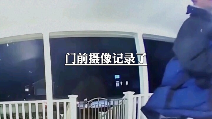 Kamera di depan pintu merekam seorang anak yang baru belajar berjalan berlari menghampiri dan memelu