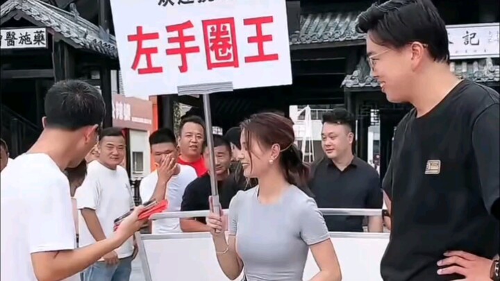 Cúi eo một cái, với tay một chút, chẳng phải là với tới được sao?