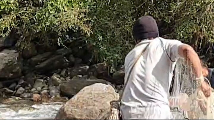 cast netting in Nepal | himalayan trout fishing with handmade cast net |