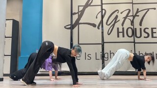 在这个逐渐同质化的舞蹈世界里，苦苦坚持自己的风格和发力。【梦游编舞】