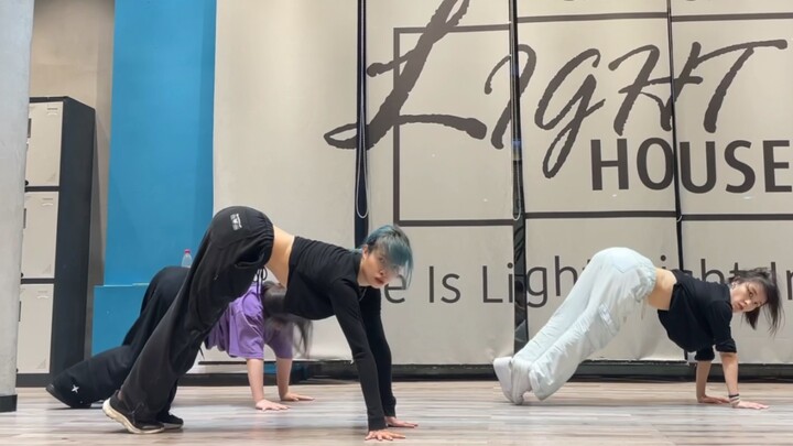 在这个逐渐同质化的舞蹈世界里，苦苦坚持自己的风格和发力。【梦游编舞】