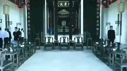 หมู่บ้านที่มีประชากรสองหมื่นคน กลับไม่มีใครออกไปทำงานนอกหมู่บ้านเลย แต่กลับขับรถหรูและอยู่ในคฤหาสน์ก