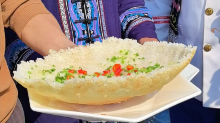 The Xiangxi Dabai Village team brings you stir-fried rice crisps with pickled shallots—their crispy 