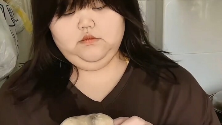 Bayi kelapa sedang berusaha menurunkan berat badan, semoga ia bisa terus konsisten