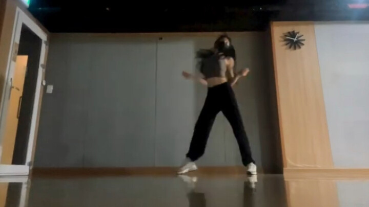 พ้นแรงดึงดูด! ฝึกแค่ 20 นาทีกับเพลง Hype Boy! ลีแชยอนจะเดบิวต์เมื่อไหร่กันนะ! 220907 เต้นคัฟเวอร์ Ne