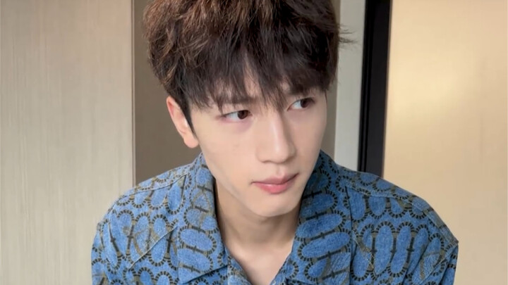 Mau kasih kamu CD biar kamu dengerin cinta diam-diamku