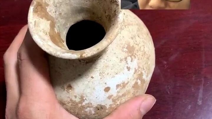 Bạn B đi làm ở công trường, nghi ngờ đã đào trúng mộ tập thể...