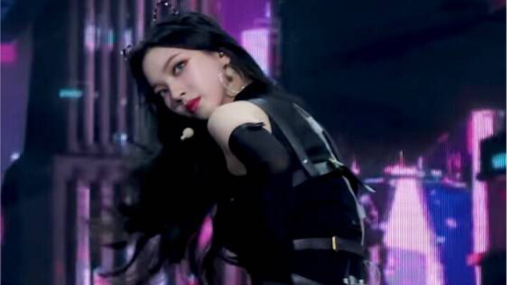 Click to witness the human Medusa | Yoo Ji-min’s sexy, sultry vibes | Gimme More