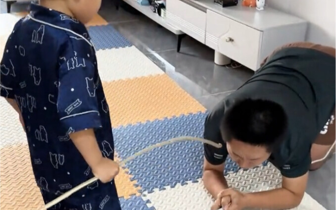 Bố giả vờ bị điện giật để xem phản ứng của con trai, ai ngờ cậu bé mới ba tuổi lại làm thế này!