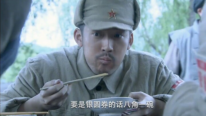 Eating noodles on the street, but the boss refuses to accept RMB.