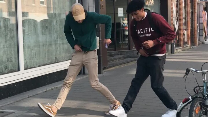 يؤدي الجميع حركات الرقص المفضلة لديهم