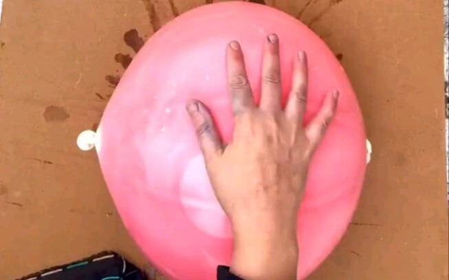 لحظة فك الضغط المثيرة لانزلاق الزجاجة على الدرج