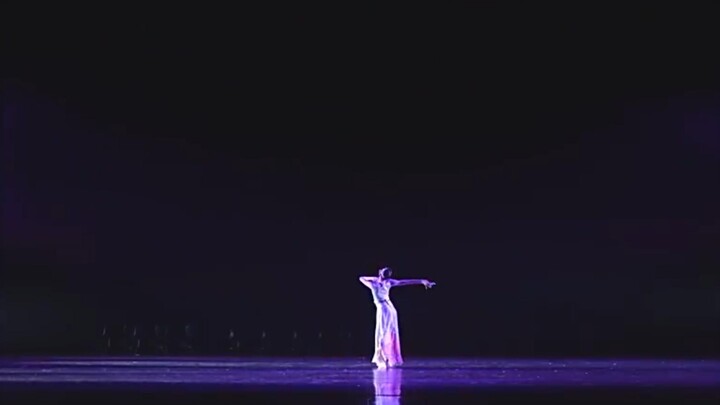 الرقص، جمع القليل كل يوم — الرقصة المنفردة النسائية «حلم الفراشة بين السحب والمياه»