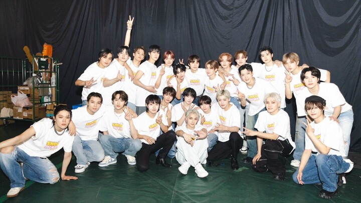 What were the two dozen artists doing during those ten unforgettable minutes of “Unforgettable Tonig