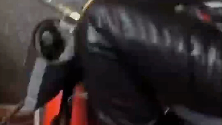 他何德何能可以拥有这么多的资源，我只能看热闹的讪讪一笑