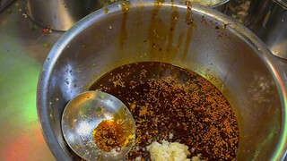 ร้านขายหม้อไฟรสเผ็ดริมถนนในเมืองฉงชิ่ง