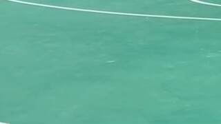 Male college student "Love Is in Danger" school basketball court random dance version of Ju Jingyi