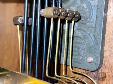 “Siswa-siswi, waktunya istirahat sudah tiba…”