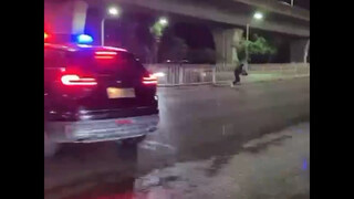 最新紧急摩托车事故！鬼火少年当众挑衅公安人员！撞车逃逸