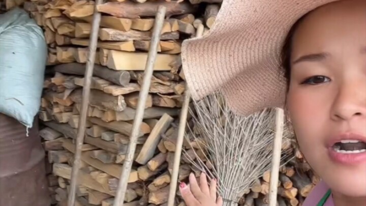 Toàn Trái Đất cho đến toàn thế giới xếp đống củi thì bà này đứng đầu