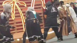 Siapa sih yang melakukan hal ini di lantai dansa pada konvensi komik?