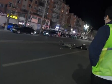 Cô ấy như một tia sáng lao thẳng vào đám đông.