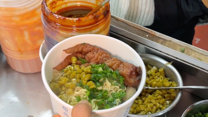 Tahu busuk berbusa yang harganya lima biji seringgit, rasanya sungguh nagih! Begitu digigit, langsun