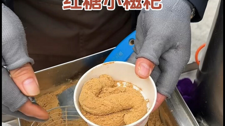 These little rice cakes cost just 5 yuan a serving, and the boss even throws in free tissues—such a 