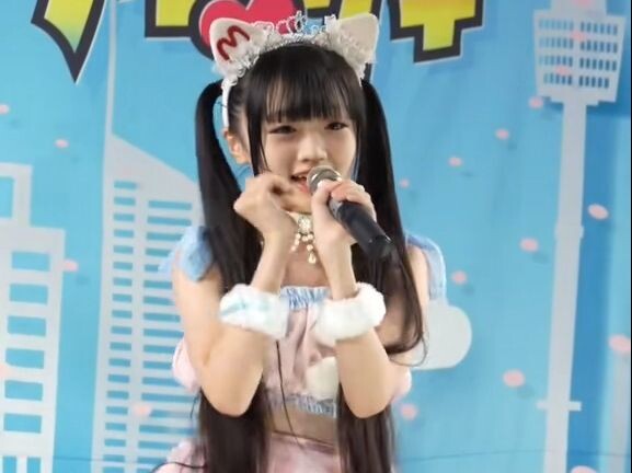 Quite a cute Japanese underground idol—this song sounds so familiar. There was an older guy in the a