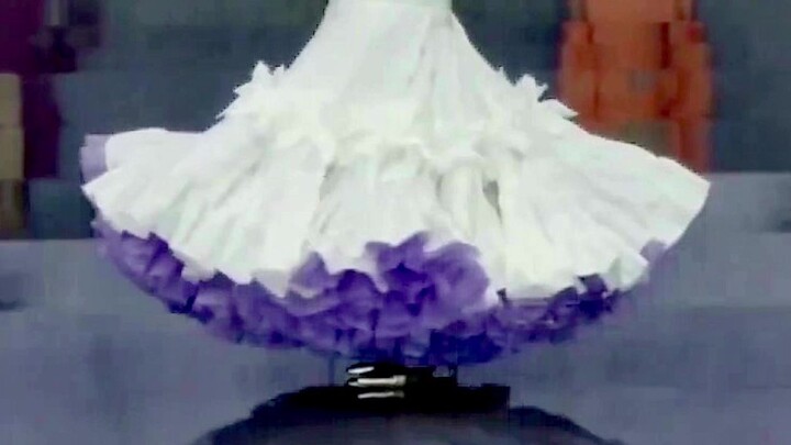 I was blown away by the flower-shaped fishtail skirt—this must be what “flowers bloom with every ste