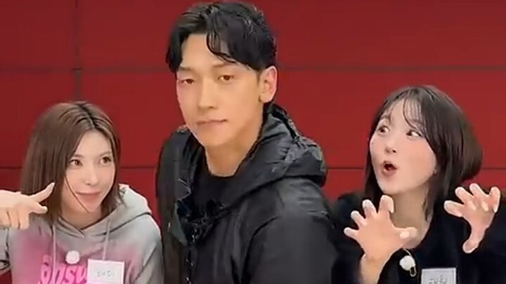 【NMIXX】ثلاثة أغانٍ متتالية! رغم أن رين لم يكن قد وُلد بعد عند انطلاقته 🐣، إلا أن الجيلين يتعايشان با