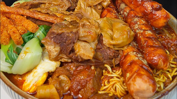 Mì bò kho, trứng chần, xúc xích bột năng, sườn bò, snack cay, miếng gà chiên