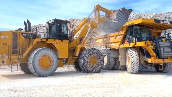 Caterpillar 992K Wheel Loader Loading Caterpillar 777F Dumpers - Interkat SA