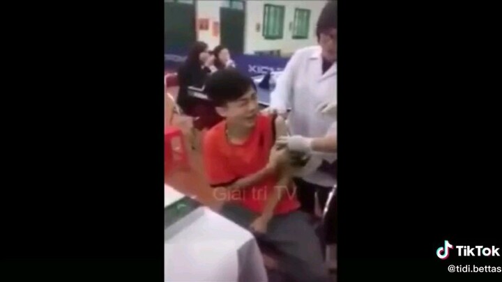 thanh niên chích vacx dũng cảm