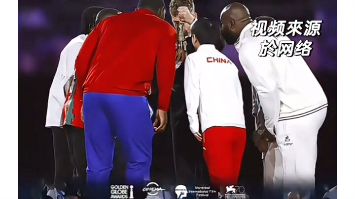 Đại Đầu: Thôi xong rồi xong rồi, đỉnh này lại tự động di chuyển nữa rồi!!!!