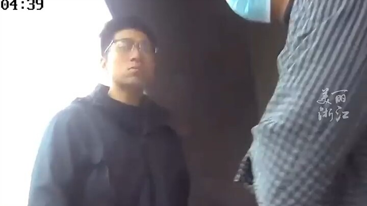 عندما ألقت الشرطة القبض على المشتبه به، صادفته وهو يرسل ابنته البالغة من العمر 8 سنوات إلى المدرسة..