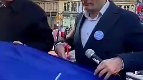 Đại hội triệu người tại Pháp kêu gọi rút khỏi NATO, lá cờ NATO bị cắt làm đôi